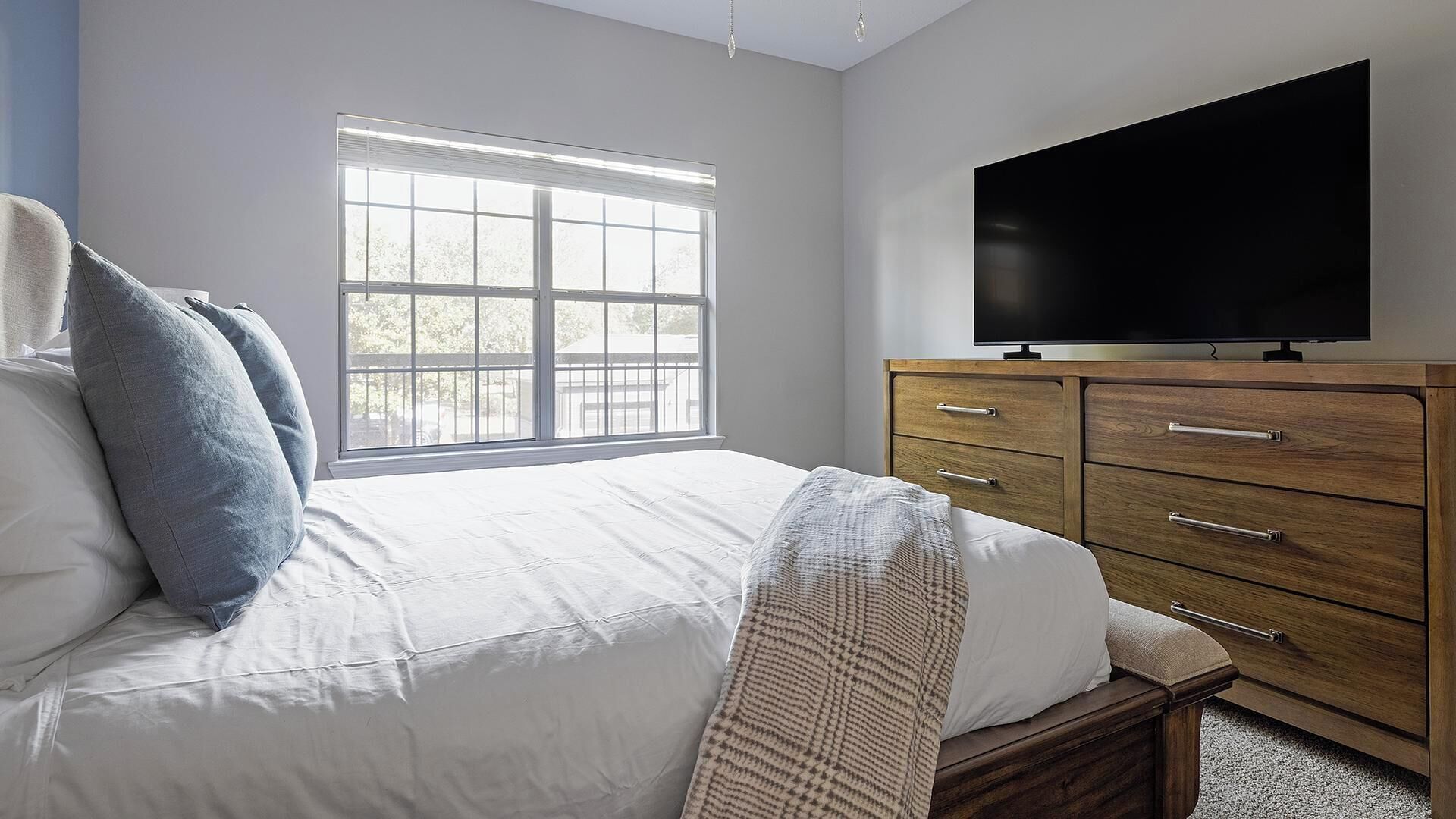 Desk, iron/ironing board, WiFi, bed sheets