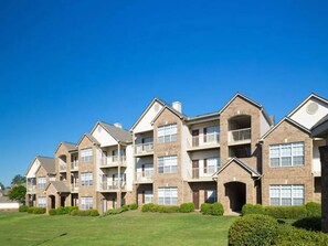 Exterior - Landing | Amazing 2BD, Tennis Court, Yoga Studio (McDonough)