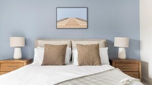 2 habitaciones, escritorio, tabla de planchar con plancha y wifi