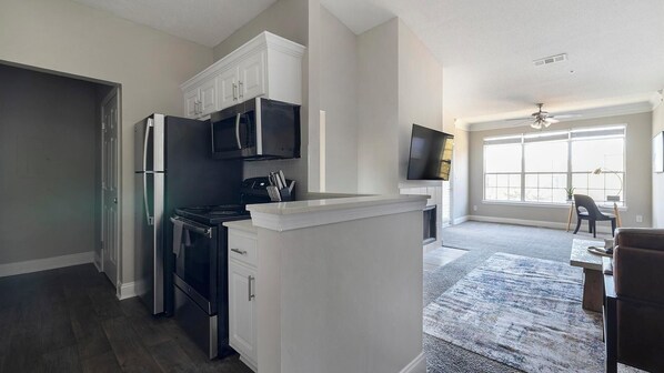 Jääkaappi, ruokailupöytä