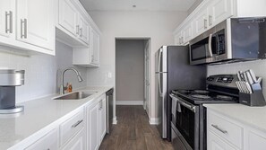 Jääkaappi, ruokailupöytä