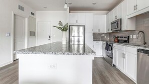 Kjøleskap og spisebord