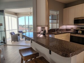 Mikrobølgeovn, ovn, kokeplater og oppvaskmaskin