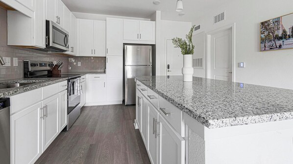 Refrigerador y comedor 