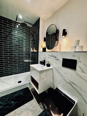 Dusche, Handtücher, Seife, Toilettenpapier