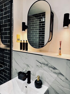 Shower, towels, soap, toilet paper - Royal Stay-Leeds city center apartment (Leeds)