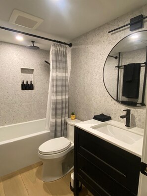Séchoir à cheveux, serviettes fournies, savon, papier de toilette