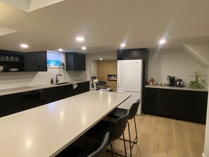 Four à micro-ondes, un four, surface de cuisson, lave-vaisselle