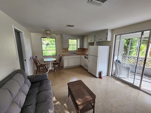 TV - Paradise in the heart of Old Englewood Village (Englewood)