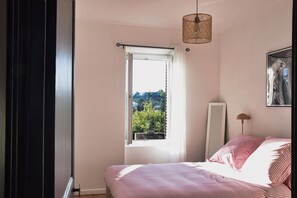 2 多间卧室、熨斗/熨衣板、上网接入、床单