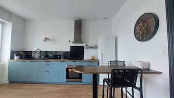 Een microgolfoven, een oven, een kookplaat