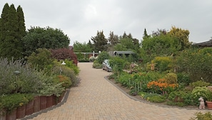 Property grounds - Beautiful vacation home in the immediate vicinity of v. Altkötzschenbroda, parking space at the house (Radebeul)