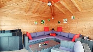 Smart-TV, Kamin, Bücher, Musikbibliothek