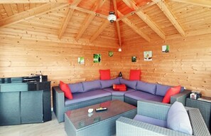 Smart-TV, Kamin, Bücher, Musikbibliothek