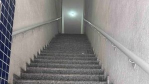 A set of granite stairs with a handrail, leading to a light at the top. - Studio próximo Santana SP (São Paulo)