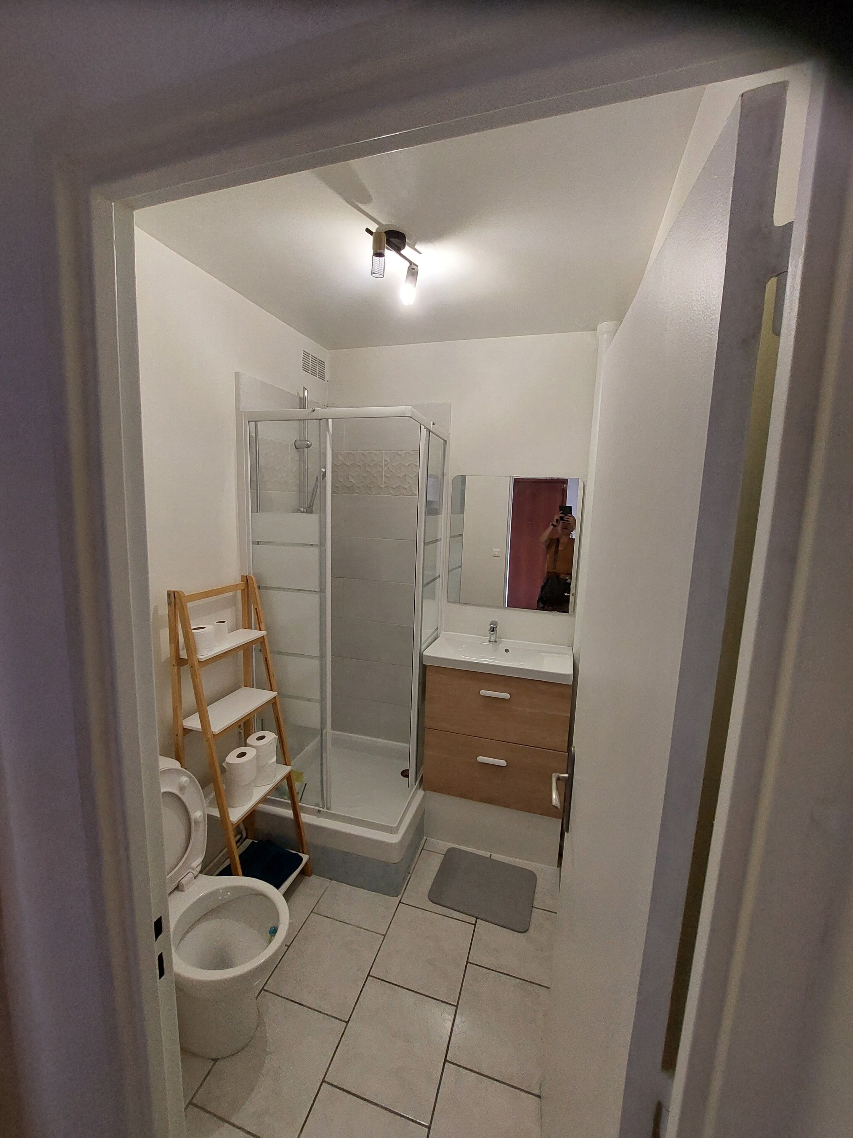 Serviettes fournies, papier toilette