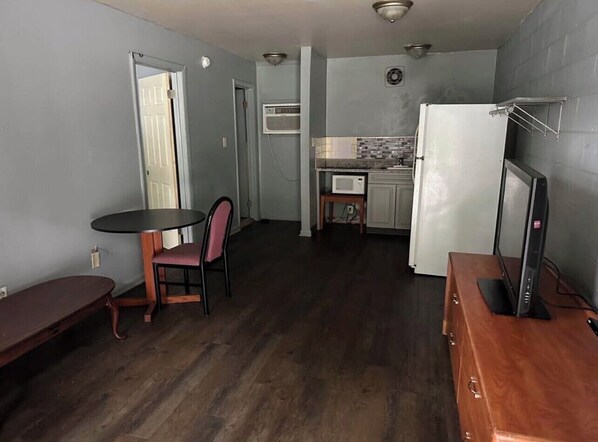 40-inch TV with cable channels - Paradise Suites (Newport News)