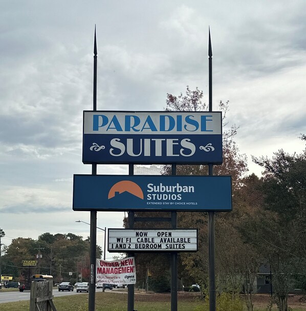 Desk, free WiFi, bed sheets - Paradise Suites (Newport News)