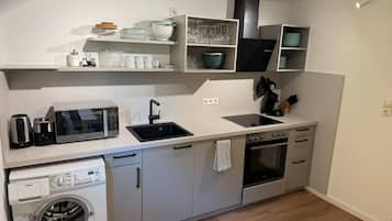 Een koelkast, een microgolfoven, een kookplaat, een vaatwasser