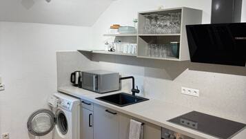 Fridge, microwave, stovetop, dishwasher