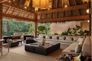Lobby sitting area - Casa Yute Boutique Hotel Playa Aragon (Santa María Tonameca)