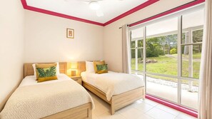 5 Schlafzimmer, Schreibtisch, Bügeleisen/Bügelbrett, Reisekinderbett