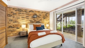 5 chambres, bureau, fer et planche à repasser, lit parapluie