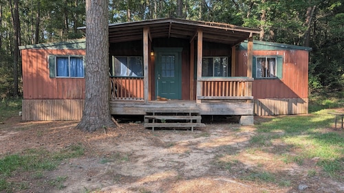 Pet friendly Lakeview cabin with fishing area near Coushatta La.