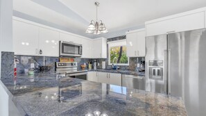 Mikrobølgeovn, ovn, kokeplater og oppvaskmaskin