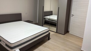 A bedroom with a bed, a wardrobe, and a mirror. - Kalon Eidos. The magical place of Ionian Calabria (San Carlo-Condofuri Marina)