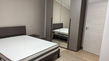 BĂŒgeleisen/BĂŒgelbrett, WLAN, BettwĂ€sche