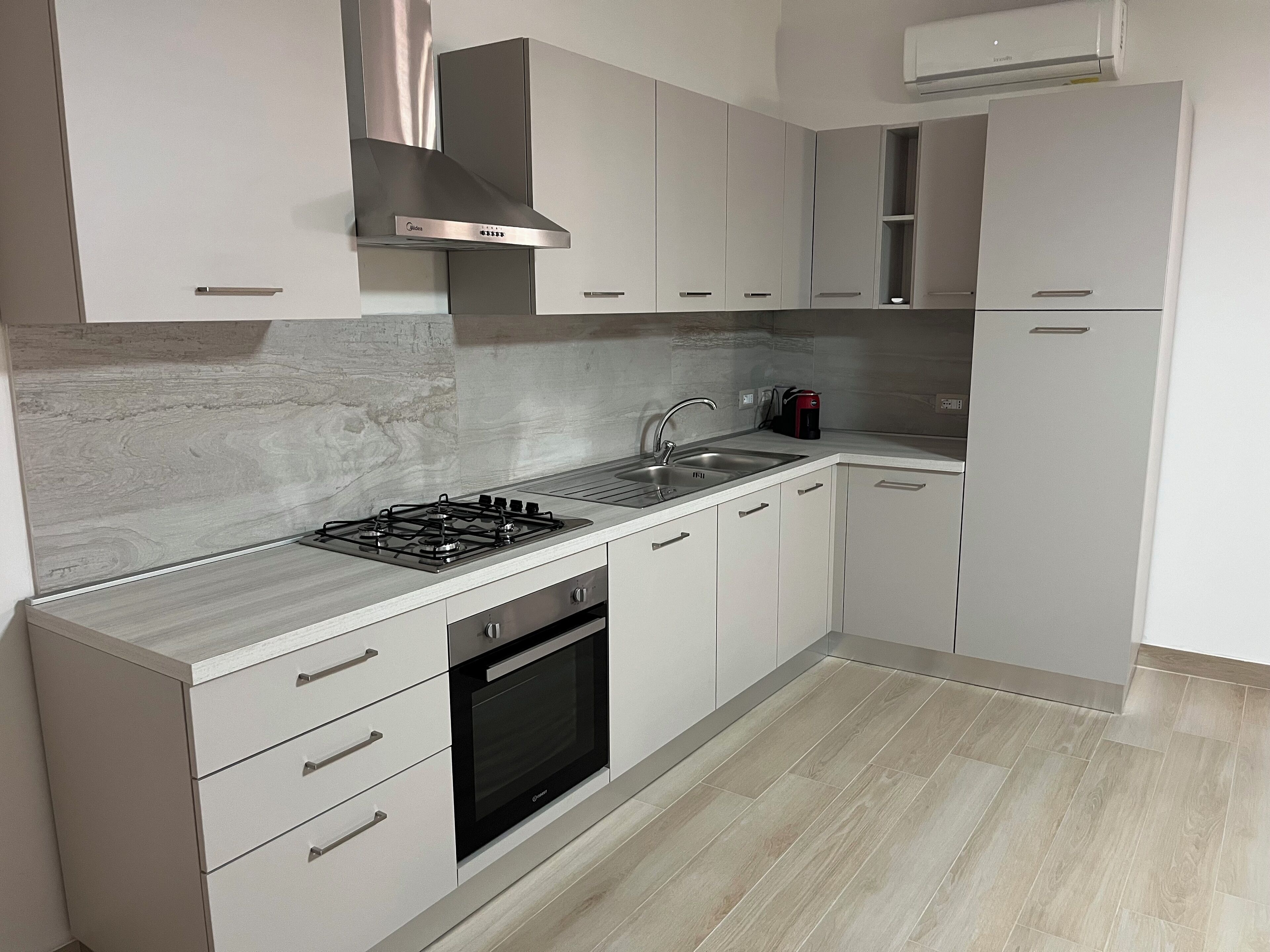 Réfrigérateur, four, plaque de cuisson