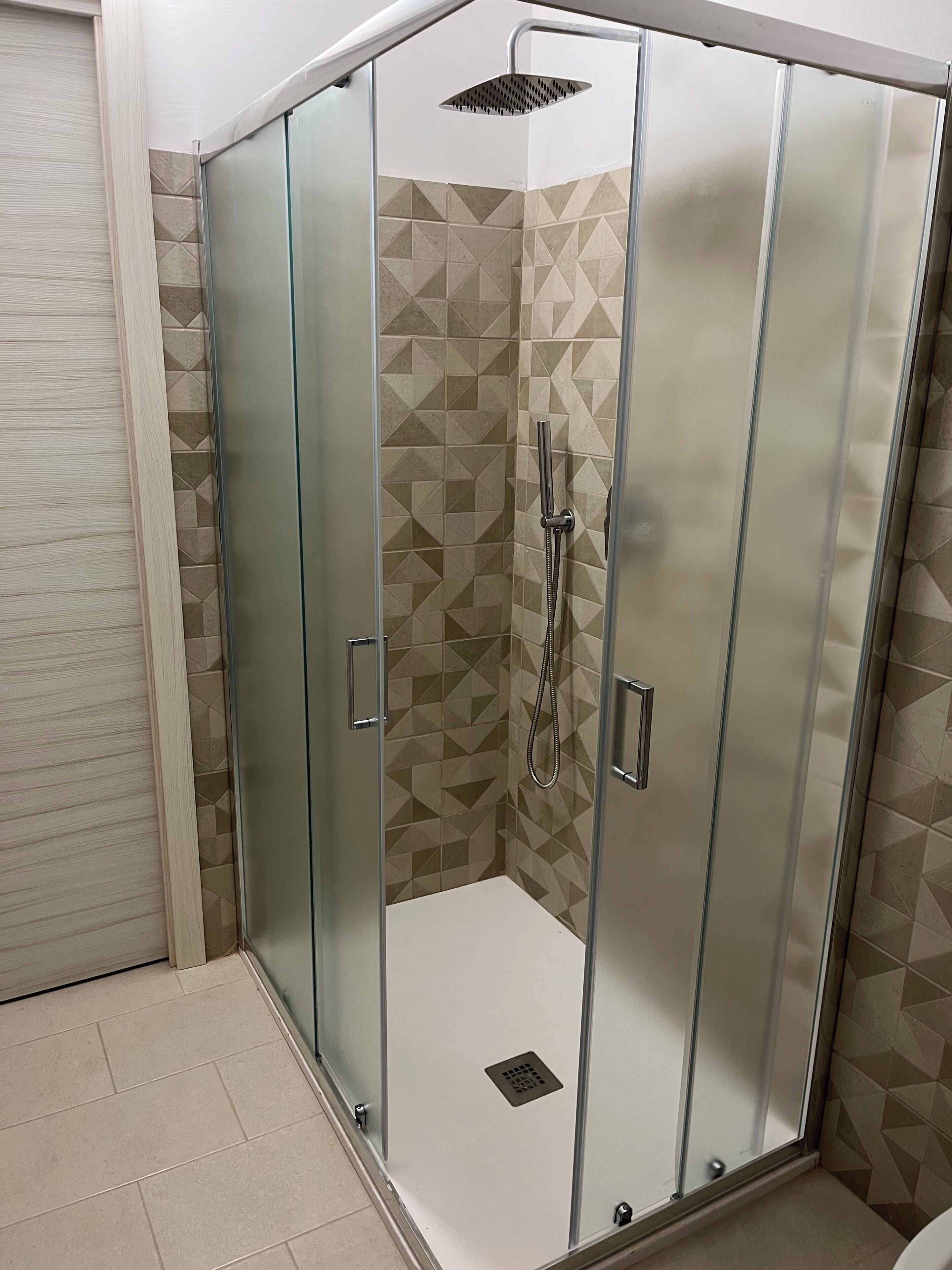 Haartrockner, Bidet, Handtücher, Seife