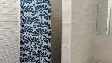 Een douche, een haardroger, handdoeken, zeep