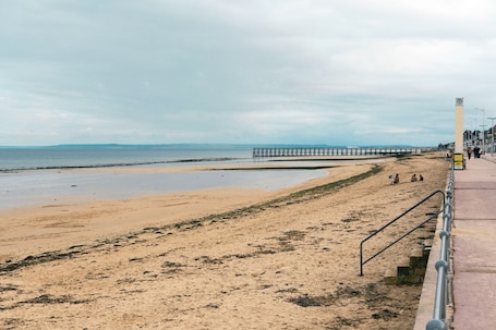 On the beach. Le Refuge marin - Cosy pied-à-terre, terrace, 100m from the beach.
