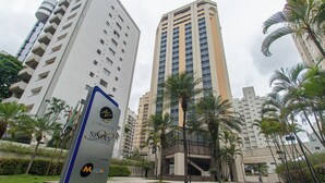 A modern hotel building with a sign indicating it is part of the Azhotel network. - Flat c Academia Sauna e Garagem - Jardim Paulista (São Paulo)