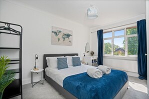 Desk, iron/ironing board, free WiFi, bed sheets - Cosy 2-Bed Home Near Heathrow & Windsor (Berkshire)