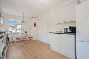 Fridge, microwave, oven, stovetop - Cosy 2-Bed Home Near Heathrow & Windsor (Berkshire)