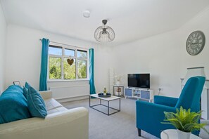 Smart TV - Cosy 2-Bed Home Near Heathrow & Windsor (Berkshire)