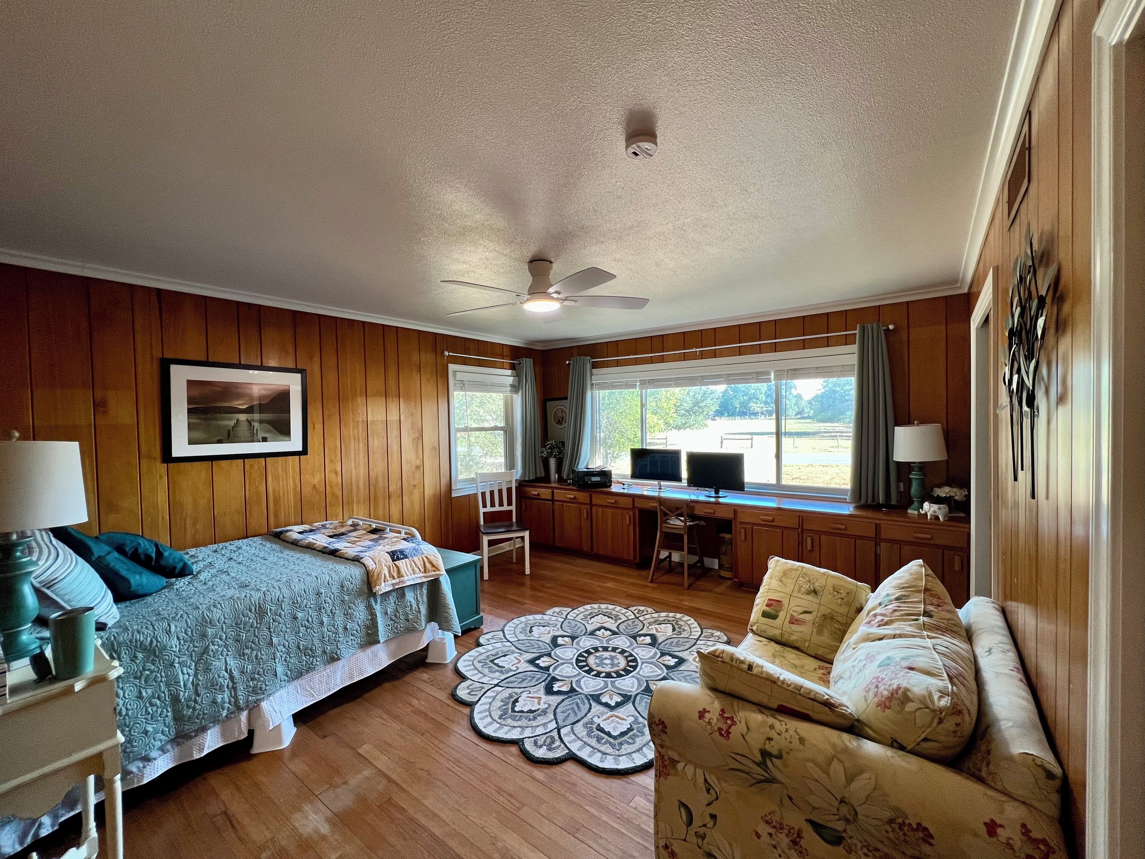 3 habitaciones, tabla de planchar con plancha, wifi y ropa de cama 