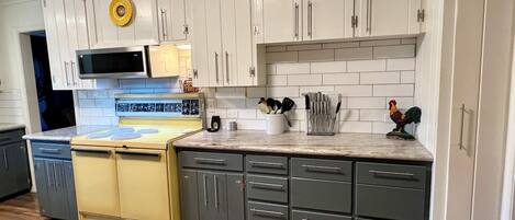 Een microgolfoven, een oven, een kookplaat