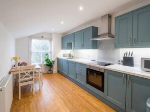 冷蔵庫、電子レンジ、オーブン、コンロ