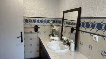 Dusche, Haartrockner, Bidet, Handtücher