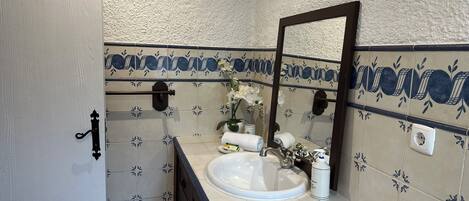 Dusch, hårtork, bidé och handdukar