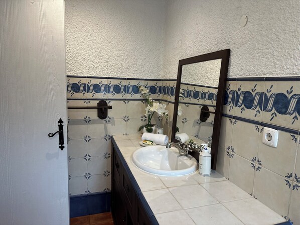 Dusche, Haartrockner, Bidet, Handtücher