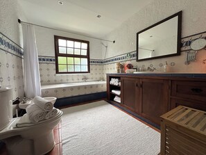 Dusche, Haartrockner, Bidet, Handtücher