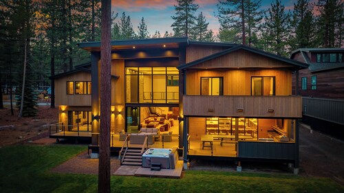 10 bedroom 12 bath Mega Estate on 1 acre with 25 foot ceilings