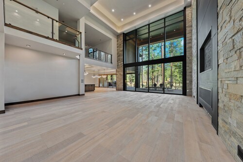 10 bedroom 12 bath Mega Estate on 1 acre with 25 foot ceilings