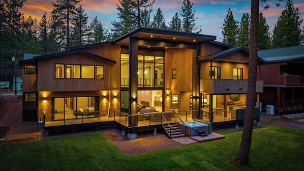 Exterior - 10 bedroom 12 bath Mega Estate on 1 acre with 25 foot ceilings (South Lake Tahoe)