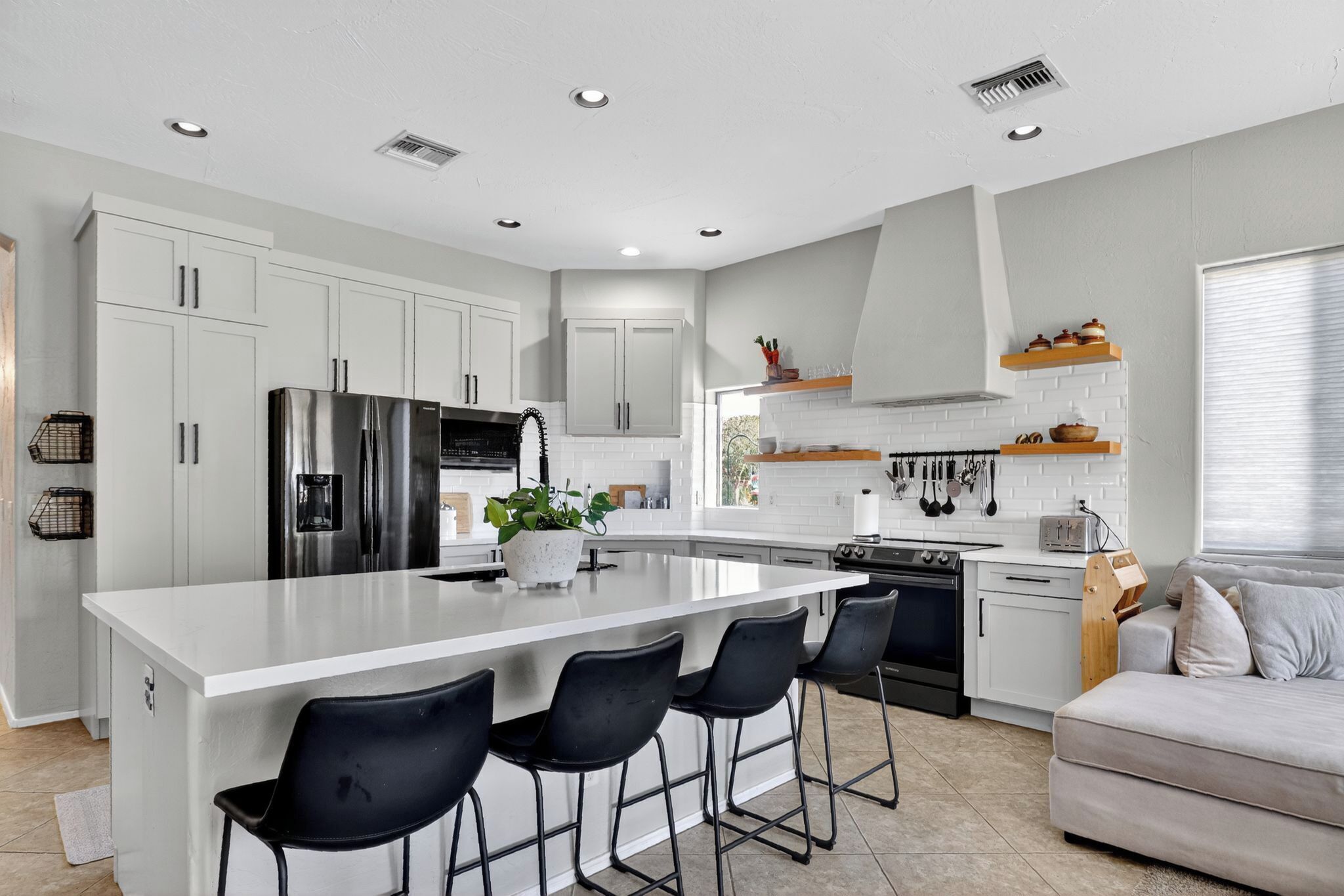 ثلاجة، ميكروويف، فرن، موقد طهي مسطح